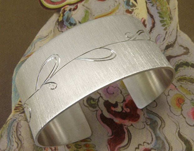 Zilveren klemarmband met druppel blad handgravure. Silver cuff with hand engraved dropshape leafs. Oogst goudsmeden Amsterdam.