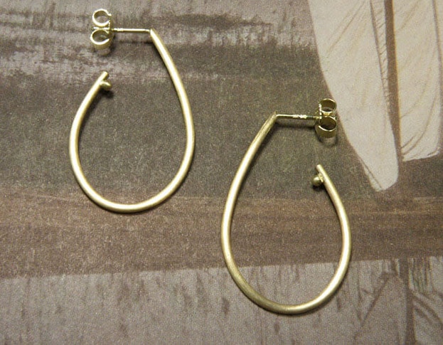 earrings 'Drop'. Yellow gold drop shapes with a stud. Created in the Oogst studio in Amsterdam.