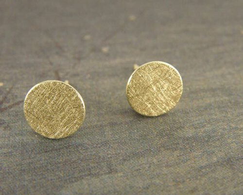Geelgouden 'Cirkel' oorstekers. Uit het Oogst goudsmid atelier.