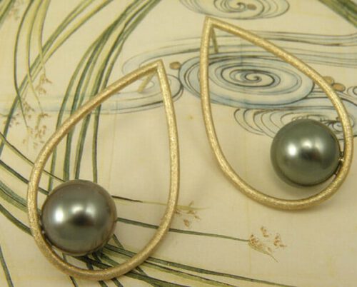 Roségouden druppel oorstekers met Tahiti Zuidzeeparels. Rose golden dropshape earrings with Tahiti pearls. Uit het Oogst atelier Amsterdam.