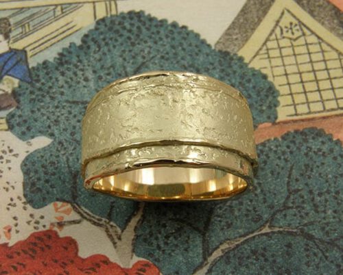 Geelgouden herenring Erosie met gelaagde structuur. Yellow gold men's ring, layered and textured. Oogst goudsmid Amsterdam.