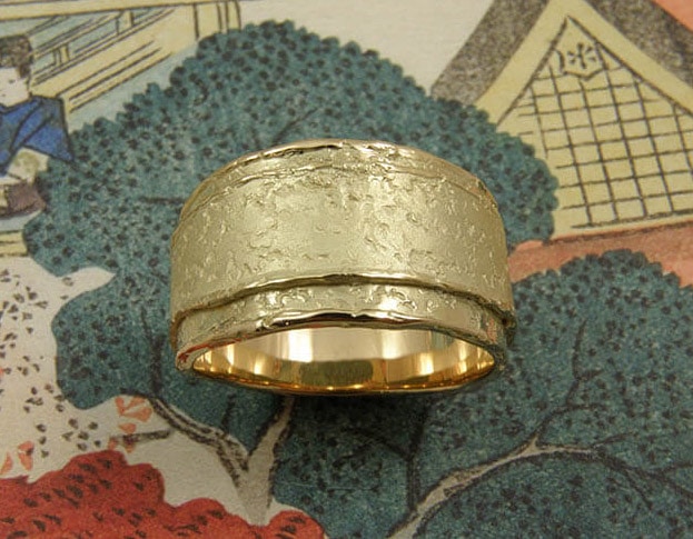Geelgouden herenring Erosie met gelaagde structuur. Yellow gold men's ring, layered and textured. Oogst goudsmid Amsterdam.