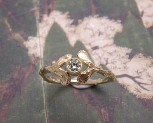 Geelgouden ring met 4 blaadjes en een diamant. Yellow golden ring with 4 leafs and a diamond. Uit het Oogst atelier Amsterdam.