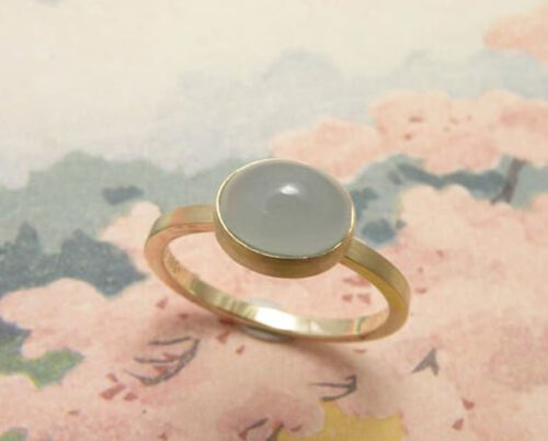 Geelgouden ring met aquamarijn. Gedenksieraad. Assieraad. Yellow gold ring with aquamarine. Commemorative jewel. Oogst goudsmid Amsterdam