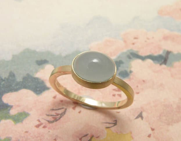 Geelgouden ring met aquamarijn. Gedenksieraad. Assieraad. Yellow gold ring with aquamarine. Commemorative jewel. Oogst goudsmid Amsterdam