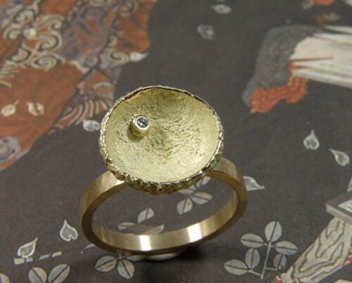 Geelgouden 'Eik' ring met eikendopje en diamant. Ontwerp van sieraadontwerper Oogst Amsterdam.