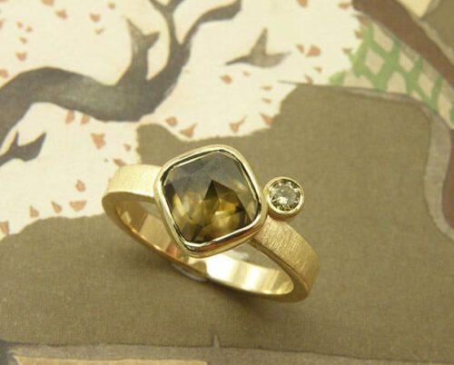 Geelgouden ring met kussen roos geslepen diamant. Yellow golden ring with cushion shaped diamond. Oogst goudsmeden Amsterdam.