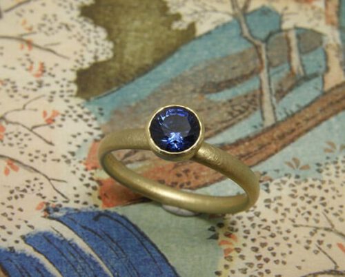 Blog over Saffier. Verlovingsring 'Eenvoud'. Geelgouden ring met saffier. Engagement ring 'Simplicity'. Yellow golden ring with sapphire. Uit het Oogst atelier Amsterdam.
