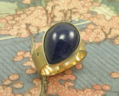 Geelgouden ring met tanzaniet druppel en groene diamant. Yellow golden ring with dropshape tanzanite and green diamond. Oogst goudsmeden Amsterdam.