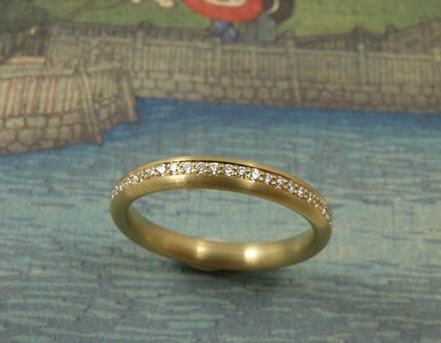Roségouden ring ‘Eenvoud’ met Cape kleurige, briljant geslepen diamant, rondom Pavé gezet.