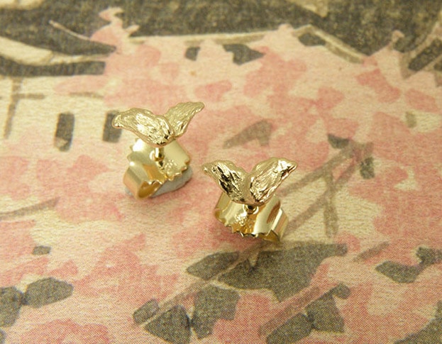 Geelgouden vleugeltjes oorsieraden. Bruidssieraden. Oogst Amsterdam. Yellow gold Wings earstuds. Bridal jewellery.