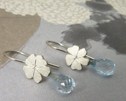 Witgouden geraniumpjes oorbellen met topaas. White gold geranium flowers with topaz. Oogst goudsmid Amsterdam