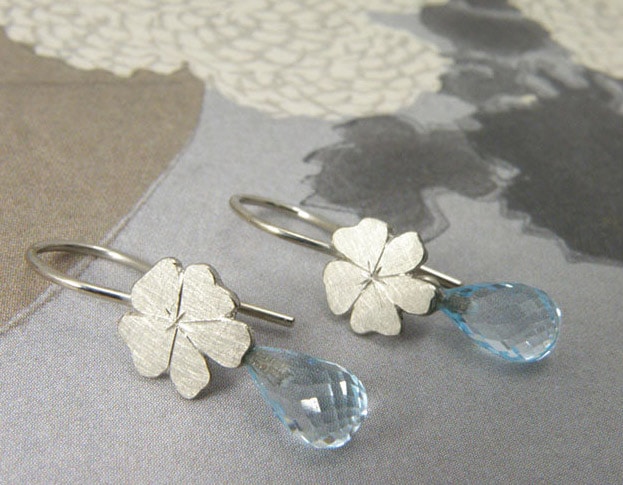 Witgouden geraniumpjes oorbellen met topaas. White gold geranium flowers with topaz. Oogst goudsmid Amsterdam