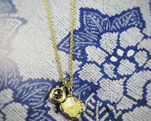 Hanger geelgouden bloem en roosgeslepen diamant bruin. Pendant yellow gold flower and rose cut diamond brown. Oogst Amsterdam Baargoud, geboortecadeau, push present, birth gift.