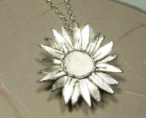 Zilveren zonnebloem hanger. Assieraad. Gedenksieraad. Silver Sunflower pendant. Remembrance jewel. Oogst goudsmid Amsterdam