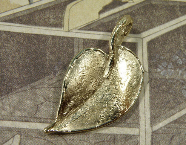 Bladhanger gemaakt van oud goud.