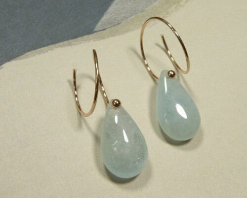 Roodgouden oorsieraden met aquamarijn druppels. Rose gold earrings with aquamarine drops. Oogst Amsterdam