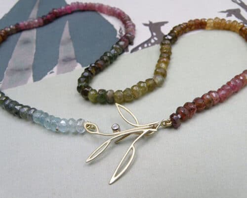 Toermalijn met geelgouden takjes. Tourmaline necklace with yellow gold twigs. Oogst Amsterdam
