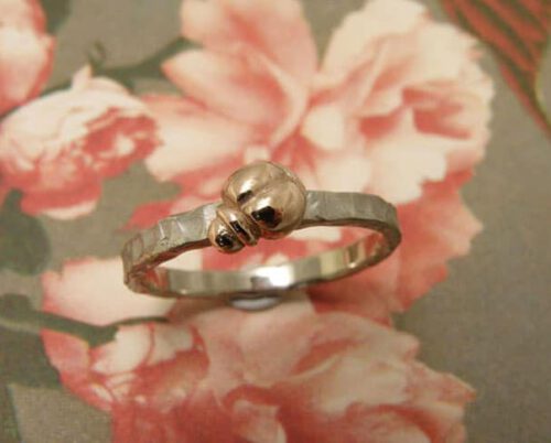 witgouden ring 'Insecten' met roodgouden kevertje. White golden ring 'Insects' with rose golden bug. Oogst goudsmeden Amsterdam.
