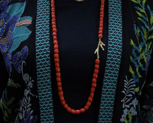 Koraal collier met geelgouden koraaltak. Coral necklace with yellow gold Coral. Oogst goudsmid Amsterdam