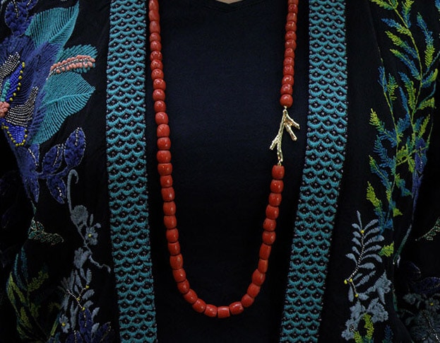 Koraal collier met geelgouden koraaltak. Coral necklace with yellow gold Coral. Oogst goudsmid Amsterdam