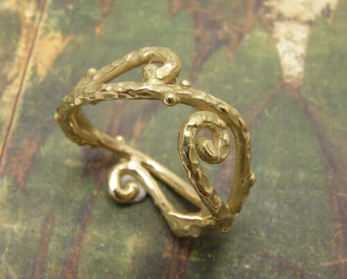 Krullen ring in geelgoud. Yellow golden ring with curls. Oogst Amsterdam.