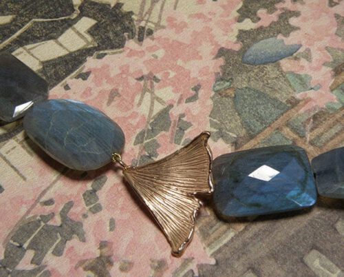 Labradoriet collier met roodgouden ginkgo blad sluiting. Labradorite necklace with rose gold Ginkgo leaf clasp. Oogst goudsmid Amsterdam.