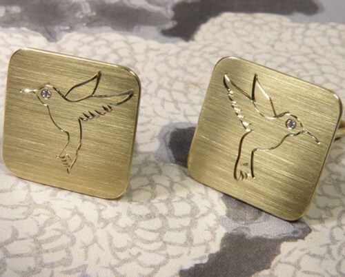 Manchetknopen met kolibrie handgravure, van eigen oud goud gemaakt. Cufflinks with hummingbird engraving, created from own gold. Oogst goudsmid Amsterdam