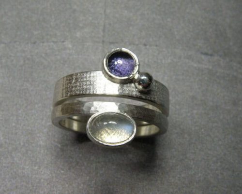 Zilveren ring Linnen met ioliet. Zilveren ring Ritme met maansteen. Silver ring Linen with iolite. Silver ring Rhythm with moonstone. Oogst Amsterdam. Stack rings. Aanschuifringen.