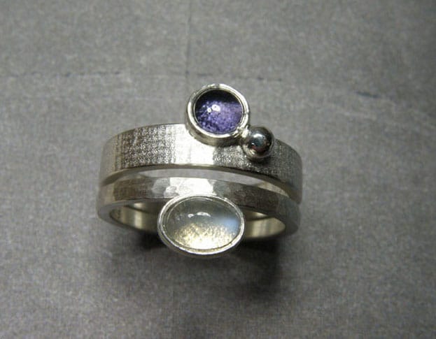 Zilveren ring Linnen met ioliet. Zilveren ring Ritme met maansteen. Silver ring Linen with iolite. Silver ring Rhythm with moonstone. Oogst Amsterdam. Stack rings. Aanschuifringen.