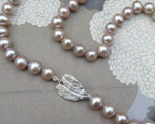 Collier Blad. Roze zoetwaterparels met zilveren hartvormig blad sluiting. Necklace Leaf. Pink fresh water pearls with silver heart shaped leaf clasp. Oogst goudsmid Amsterdam