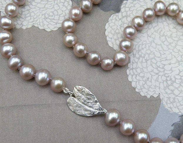 Collier Blad. Roze zoetwaterparels met zilveren hartvormig blad sluiting. Necklace Leaf. Pink fresh water pearls with silver heart shaped leaf clasp. Oogst goudsmid Amsterdam