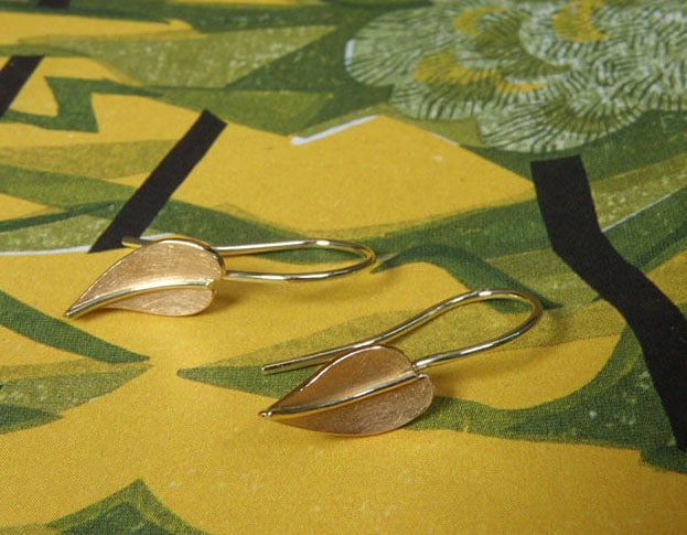 Oorsieraden 'Blaadjes' vervaardigd uit eigen goud blaadjes met nerf en krul. Earrings ‘Leafs’ made of heirloom gold. Oogst goudsmeden Amsterdam.