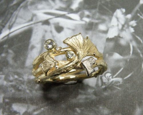 Twijgjesring van eigen wit- en geelgoud met Ginkgo bladeren en briljant geslepen diamanten. Maatwerk uit het Oogst atelier Amsterdam. Twig ring with Ginkgo leafs made from heirloom gold and diamonds. Custom design by Oogst.