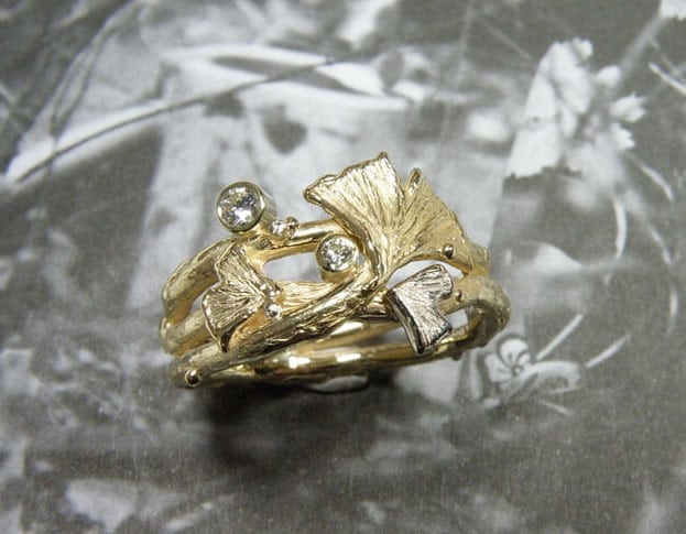 Twijgjesring van eigen wit- en geelgoud met Ginkgo bladeren en briljant geslepen diamanten. Maatwerk uit het Oogst atelier Amsterdam. Twig ring with Ginkgo leafs made from heirloom gold and diamonds. Custom design by Oogst.