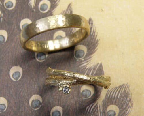 Trouwringen 'Boomgaard' en 'Ritme'. Geelgouden ring met hamerslag en geelgouden twijgjes ring met diamant. Wedding rings 'Orchard' and 'Rhythm'. Yellow golden ring with hammering and yellow golden ring with twigs and a diamond. Oogst goudsmeden Amsterdam.