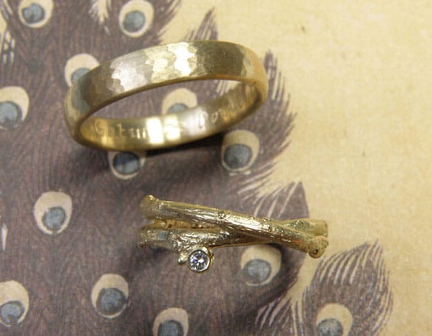 Trouwringen 'Boomgaard' en 'Ritme'. Geelgouden ring met hamerslag en geelgouden twijgjes ring met diamant. Wedding rings 'Orchard' and 'Rhythm'. Yellow golden ring with hammering and yellow golden ring with twigs and a diamond. Oogst goudsmeden Amsterdam.
