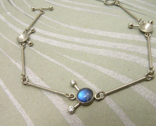 Witgouden armband met maansteen en diamant. White gold bracelet with moonstone and diamonds. Oogst Amsterdam.