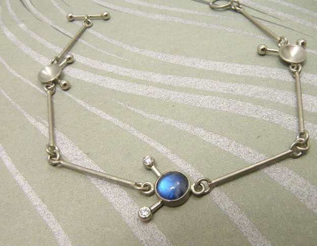 Witgouden armband met maansteen en diamant. White gold bracelet with moonstone and diamonds. Oogst Amsterdam.