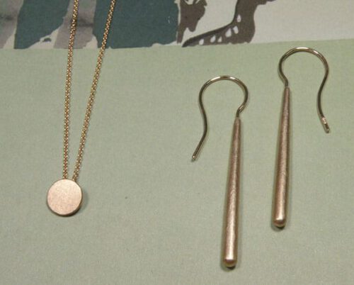 Roodgouden Cirkel hanger. Roodgouden Eenvoud oorbellen. Bruidssieraden uit het Oogst atelier. Rose gold Circle pendant. Rose gold Simplicity earrings. Bridal jewellery by Oogst Amsterdam.