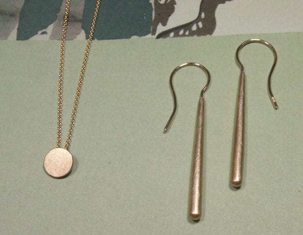 Roodgouden Cirkel hanger. Roodgouden Eenvoud oorbellen. Bruidssieraden uit het Oogst atelier. Rose gold Circle pendant. Rose gold Simplicity earrings. Bridal jewellery by Oogst Amsterdam.