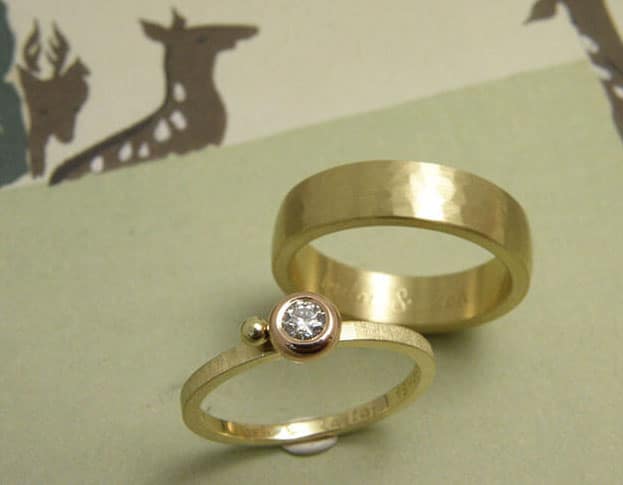 Trouwringen 'Eenvoud' en 'Ritme'. Geelgouden ring met diamant in roodgouden zetting met geelgouden bolletje. Geelgouden ring met kussen hamerslag. Wedding rings 'Simplicity' & 'Rhythm'. Yellow golden ring with sphere and diamond. Oogst goudsmeden Amsterdam.