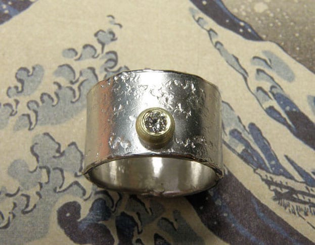 Zilveren stoere structuur ring met geelgouden boleet en diamant. Silver sturdy textured ring with a diamond in a yellow gold setting. Oogst Amsterdam. Ontwerp & Creatie