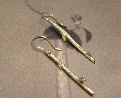 Geelgouden oorsieraden Boomgaard takjes. Yellow gold Orchard earrings twigs. Oogst goudsmid Amsterdam. Edelsmid . Oorbellen.