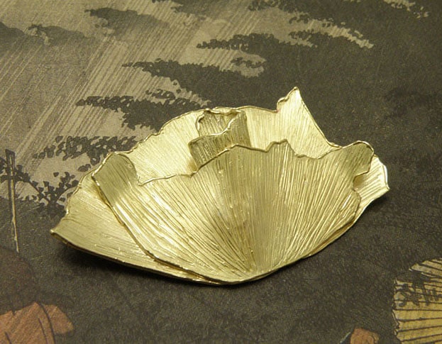 'In bloei' speld van eigen goud. 'In bloom' pin made from heirloom gold. Uit het Oogst atelier Amsterdam.