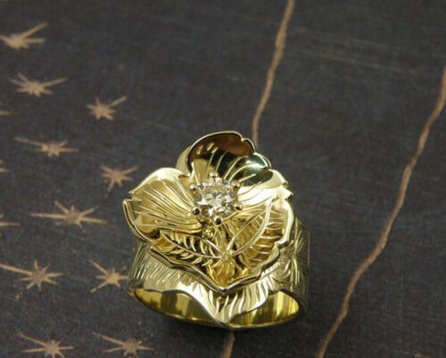 Geelgouden ring Bloem met 0,41 ct diamant cape. Yellow gold ring Flower with hand engraving and 0,41 ct cape diamond. Uit het Oogst goudsmid atelier. Made in the Oogst goldsmith studio.