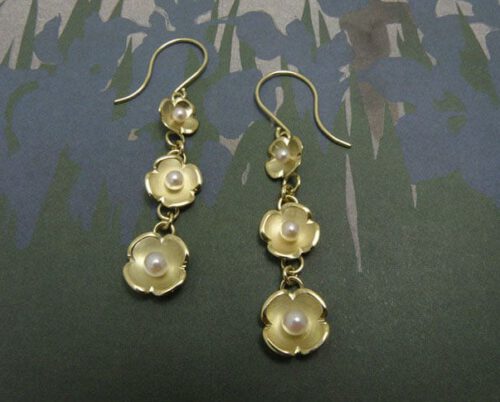 Geelgouden Lotus bloemen met parels. Yellow gold earrings Lotus with pearl details. Oogst goudsmid Amsterdam.