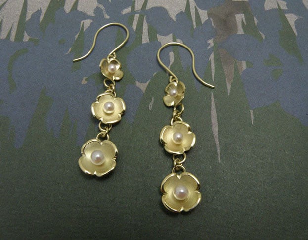 Geelgouden Lotus bloemen met parels. Yellow gold earrings Lotus with pearl details. Oogst goudsmid Amsterdam.