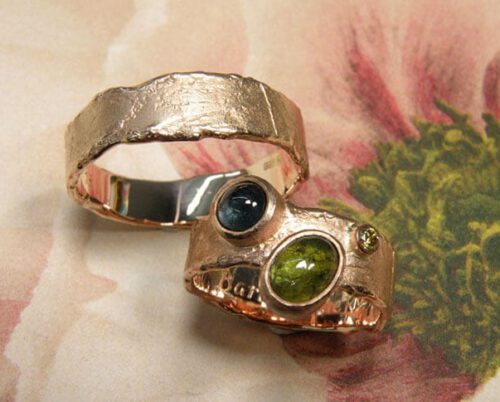 Trouwringen Erosie, roodgoud met topaas, toermalijn en diamant. Wedding rings Erosion, rose gold with topaz, toermaline and diamond. Oogst goudsmid Amsterdam