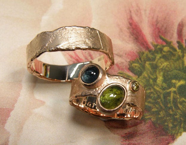Trouwringen Erosie, roodgoud met topaas, toermalijn en diamant. Wedding rings Erosion, rose gold with topaz, toermaline and diamond. Oogst goudsmid Amsterdam